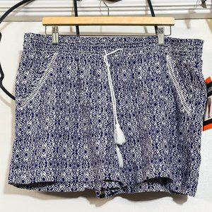 Briggs Ladies’ Linen Blend Shorts in Blue .